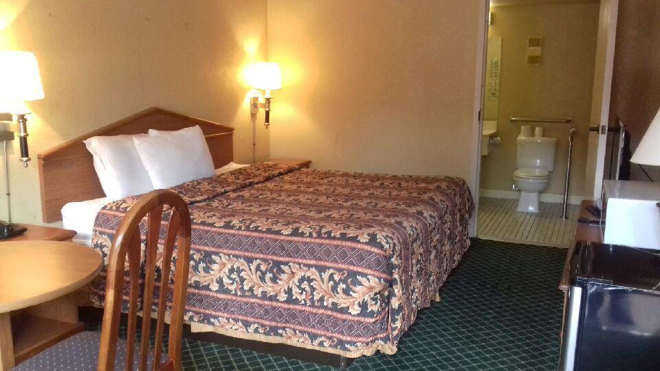 Budgetel Inn And Suites Бирмингам Екстериор снимка